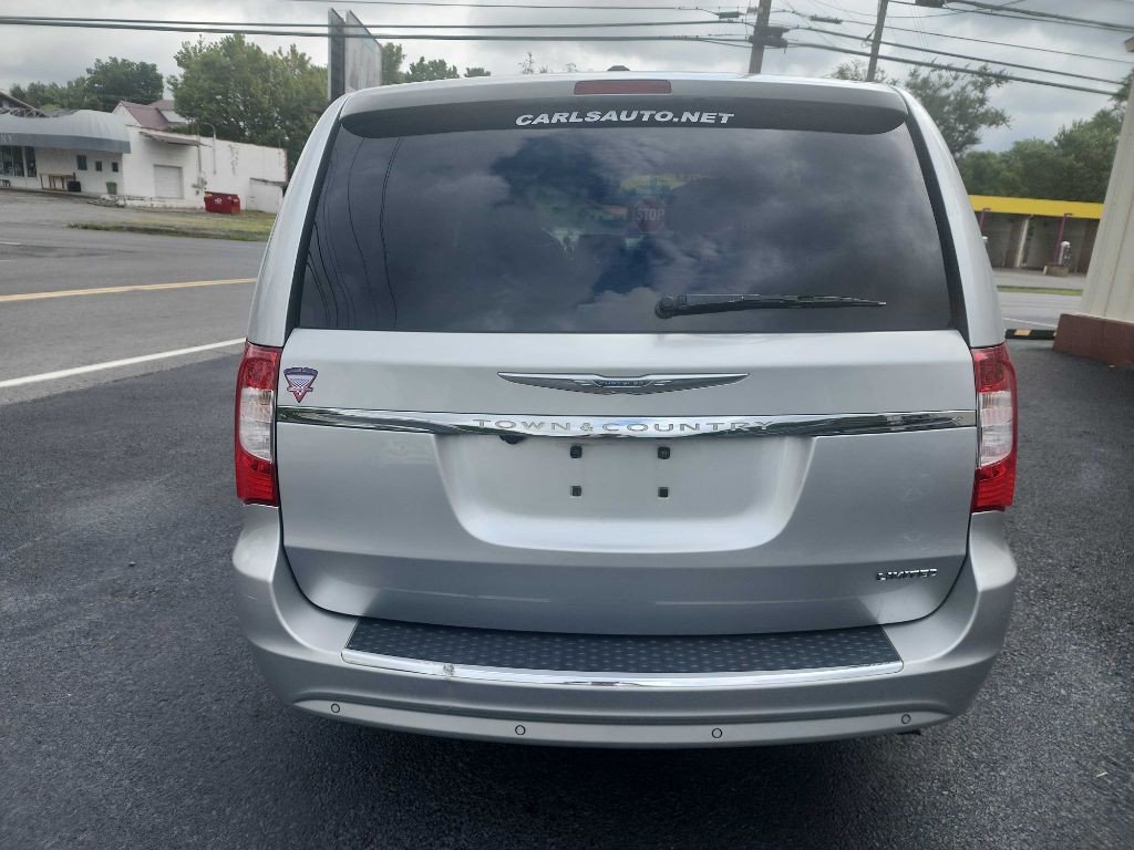 2011 Chrysler Town & Country Image 4