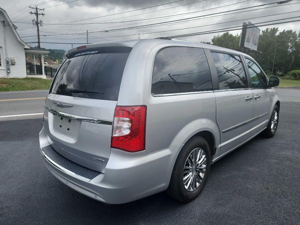 2011 Chrysler Town & Country Image 5