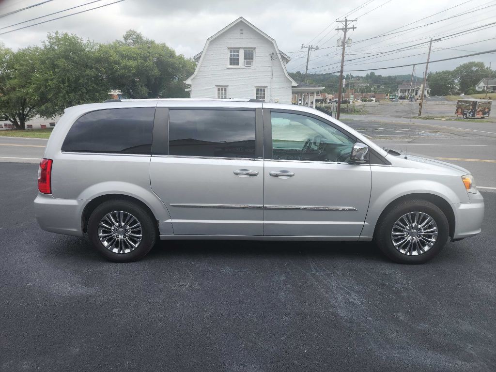 2011 Chrysler Town & Country Image 6