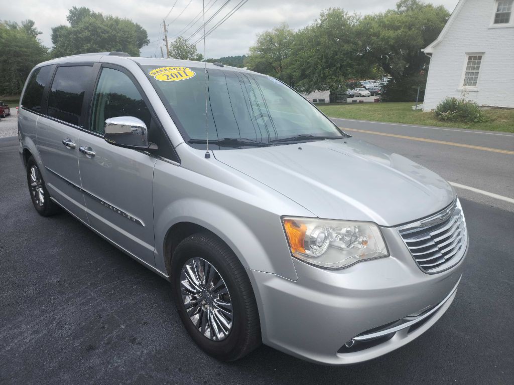 2011 Chrysler Town & Country Image 7