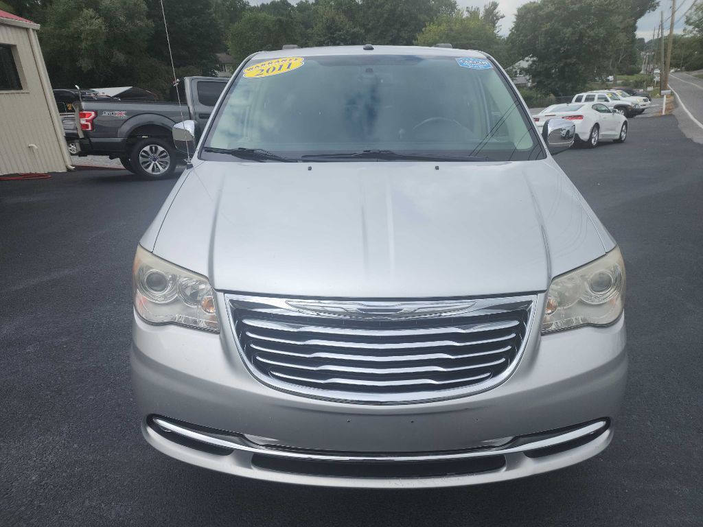 2011 Chrysler Town & Country Image 8