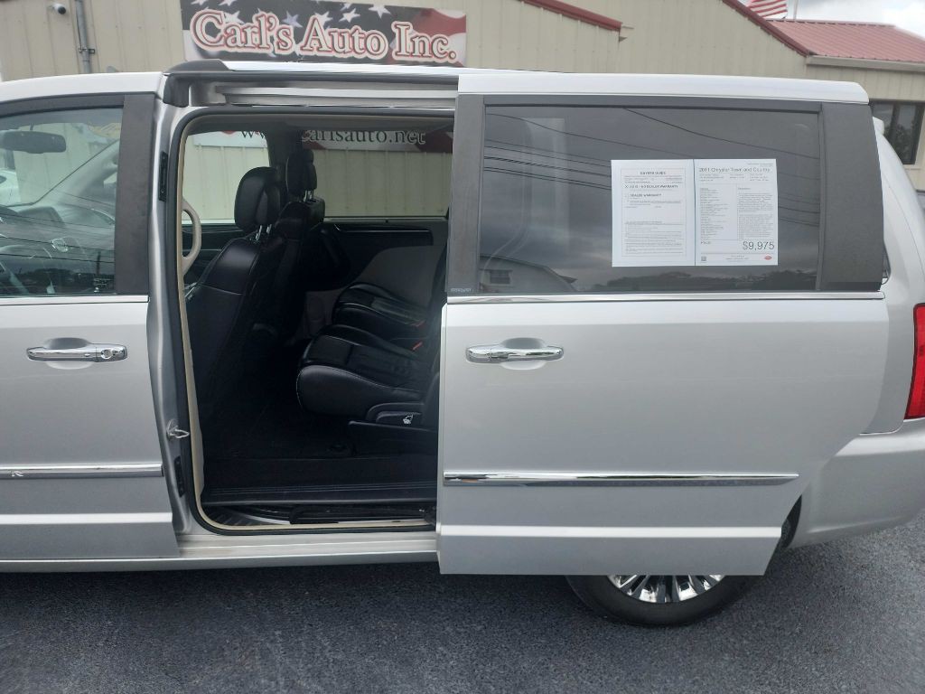 2011 Chrysler Town & Country Image 11