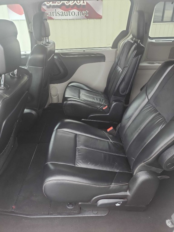 2011 Chrysler Town & Country Image 12