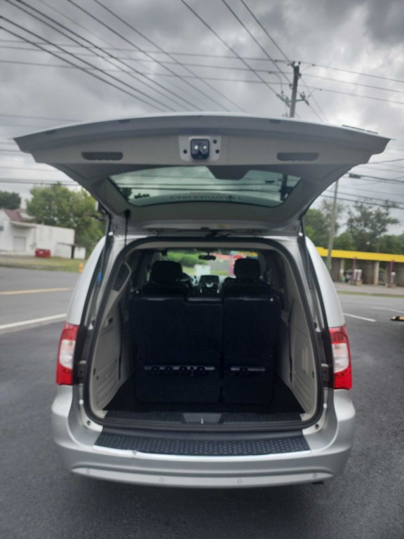2011 Chrysler Town & Country Image 14
