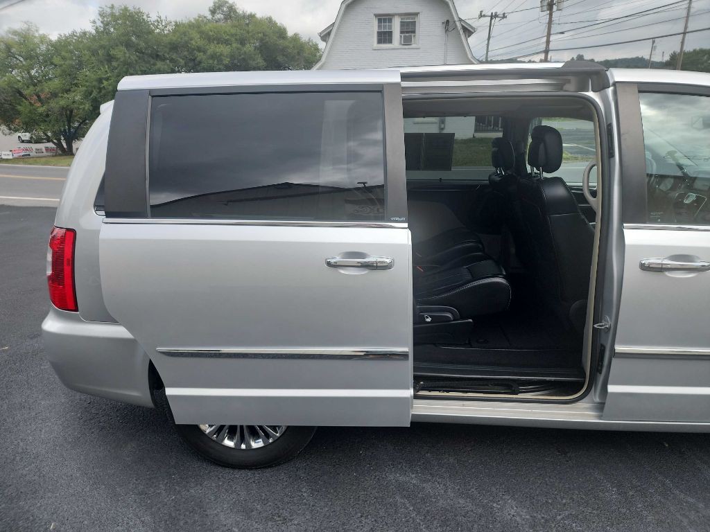 2011 Chrysler Town & Country Image 16