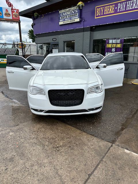 2019 Chrysler 300 Image 1