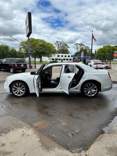 2019 Chrysler 300 Image 2