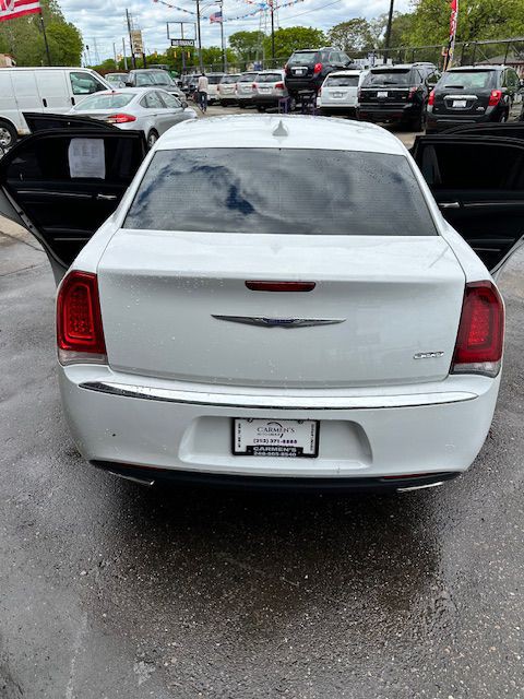 2019 Chrysler 300 Image 3