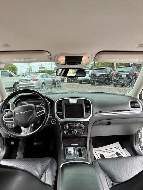 2019 Chrysler 300 Image 4