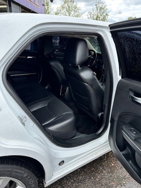 2019 Chrysler 300 Image 8