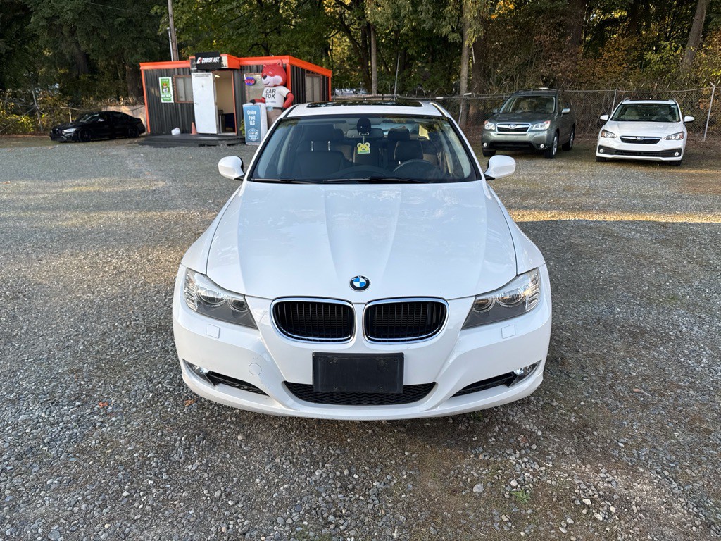 2011 BMW 3 Series Image 2