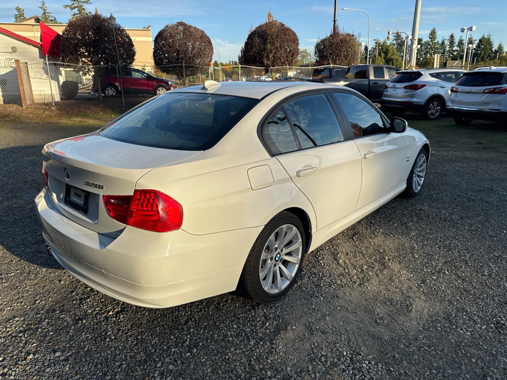 2011 BMW 3 Series Image 4