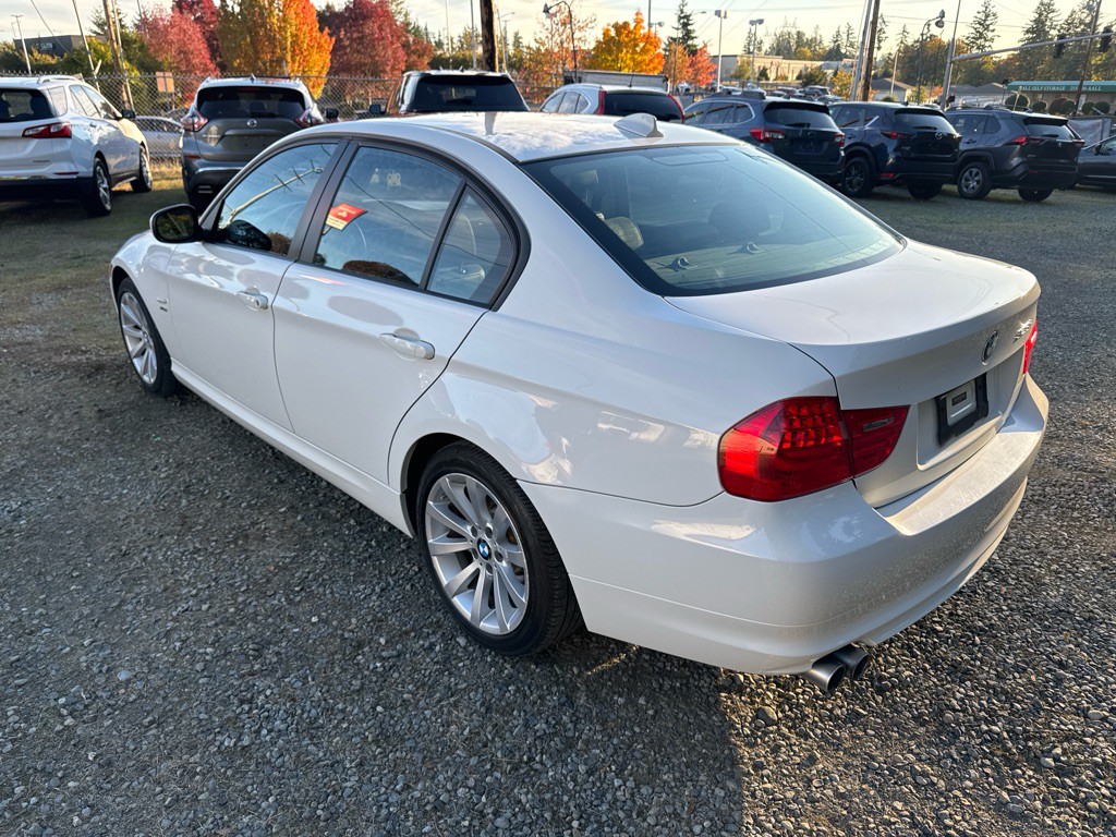 2011 BMW 3 Series Image 6