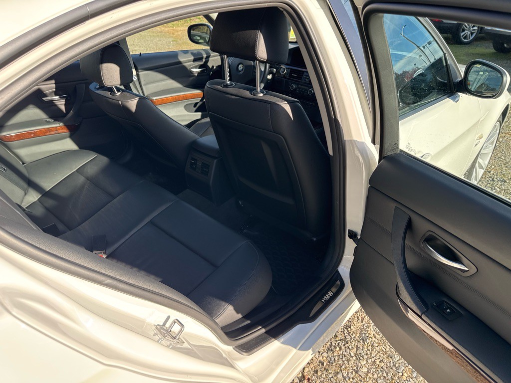 2011 BMW 3 Series Image 8