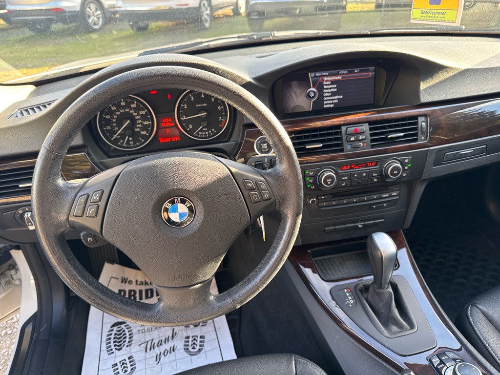 2011 BMW 3 Series Image 12