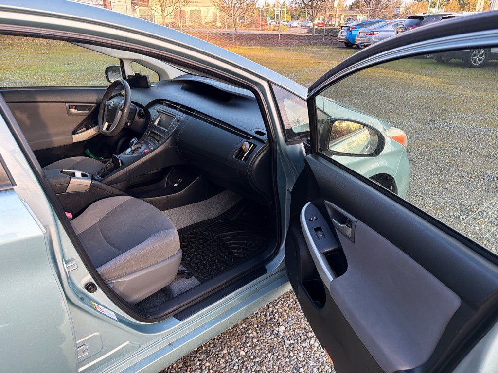 2013 Toyota Prius Image 9
