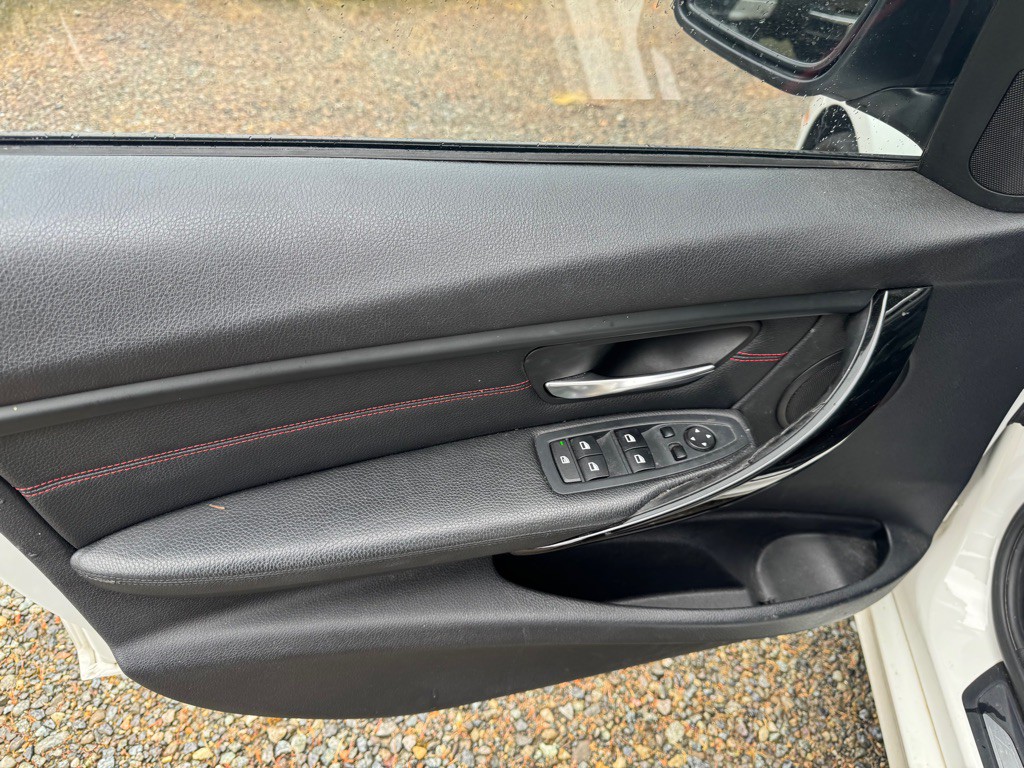 2014 BMW 3 Series Image 9