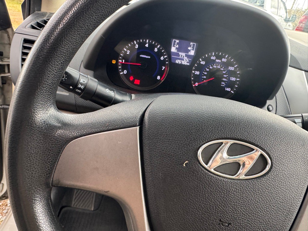 2016 Hyundai Accent Image 10