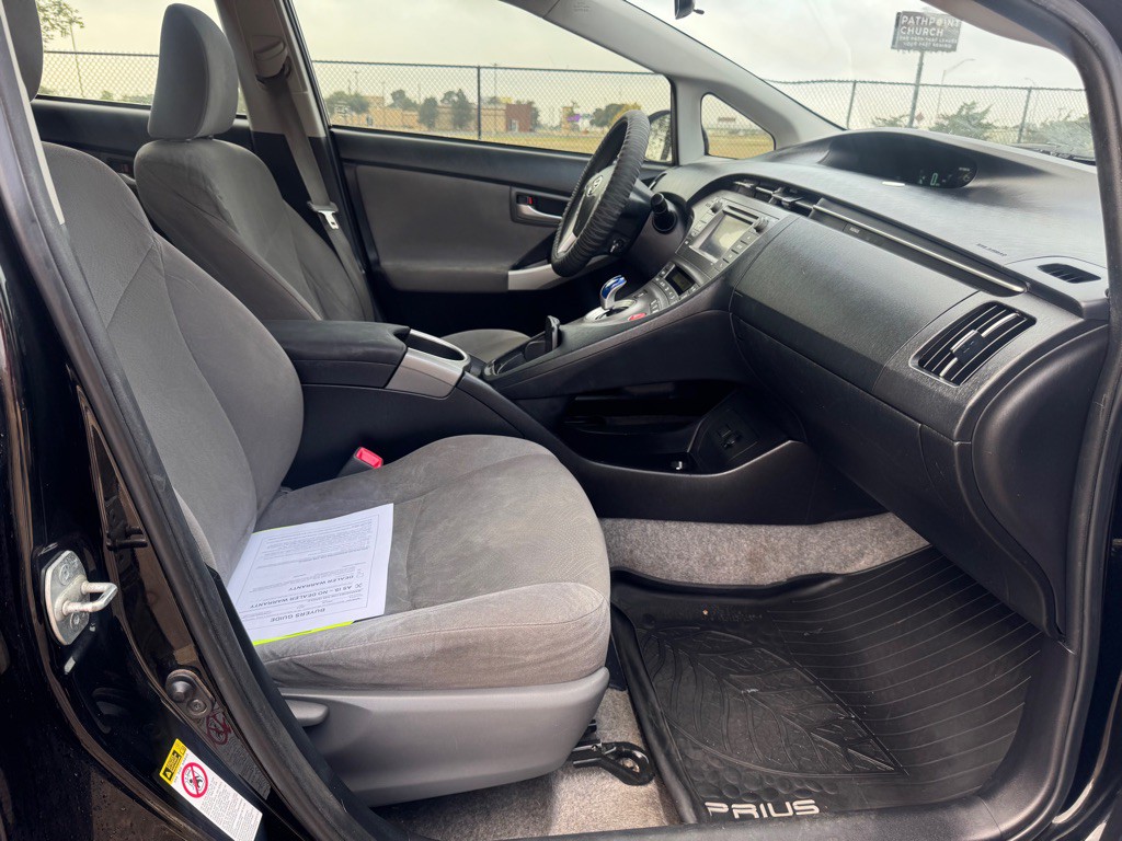 2013 Toyota Prius Image 11