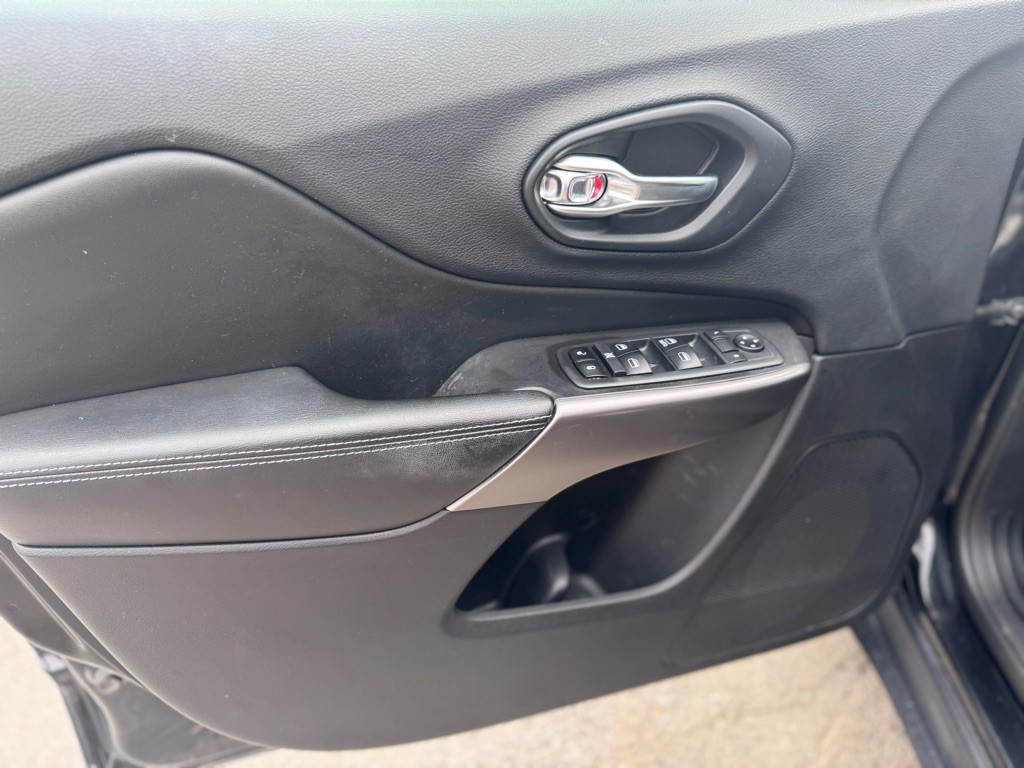 2019 Jeep Cherokee Image 9