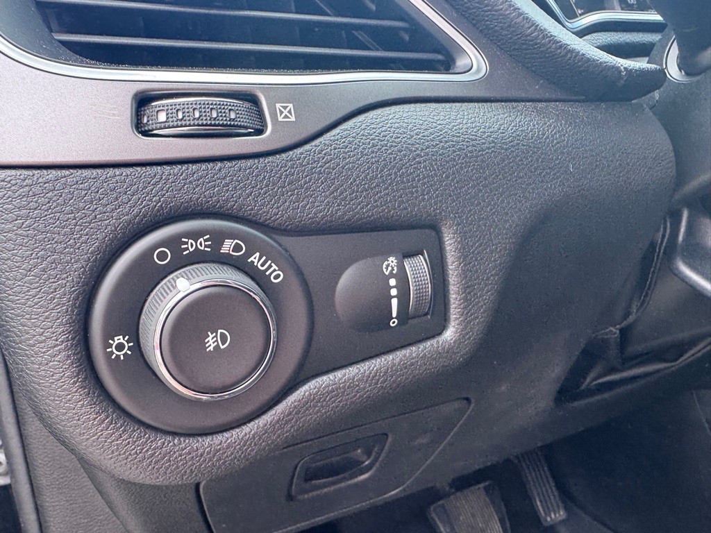 2019 Jeep Cherokee Image 12