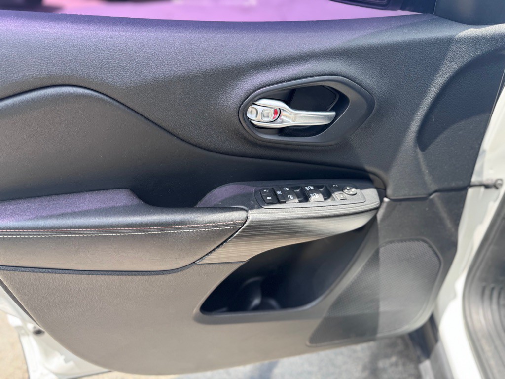 2016 Jeep Cherokee Image 9