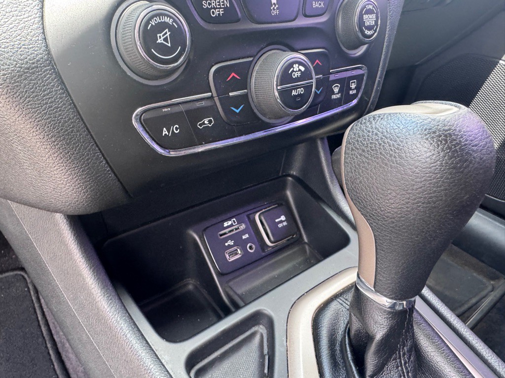 2016 Jeep Cherokee Image 17