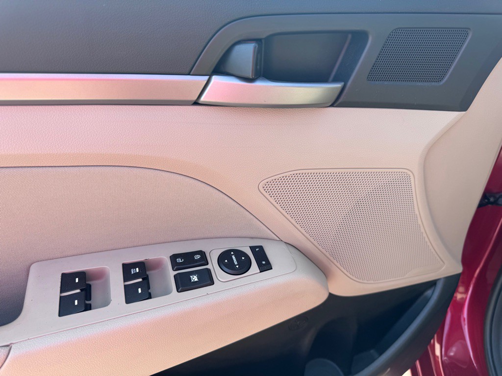 2017 Hyundai Elantra Image 11