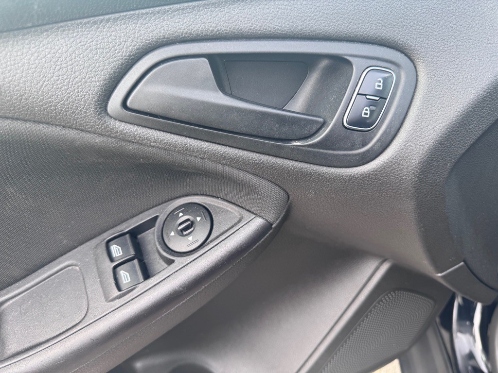 2016 Ford Focus Image 10