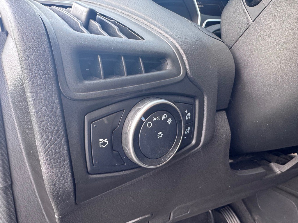 2016 Ford Focus Image 12