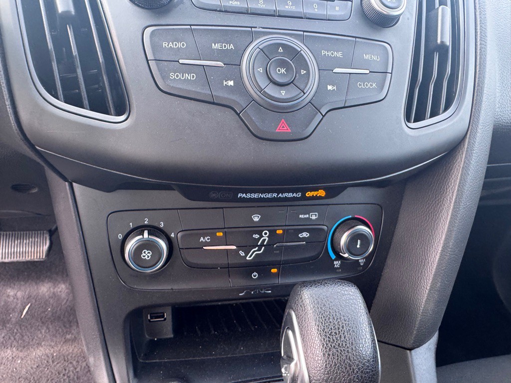 2016 Ford Focus Image 16