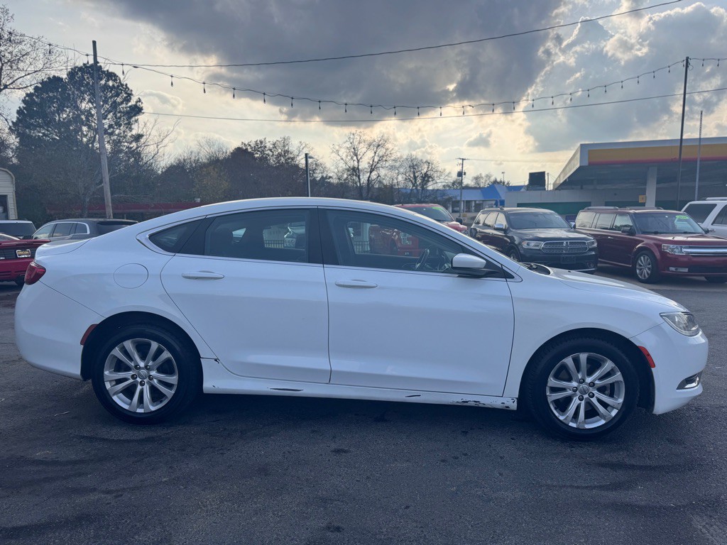 2015 Chrysler 200 Image 4