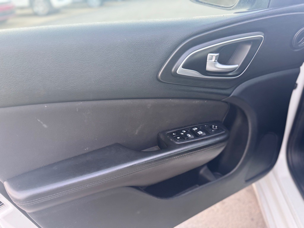 2015 Chrysler 200 Image 9