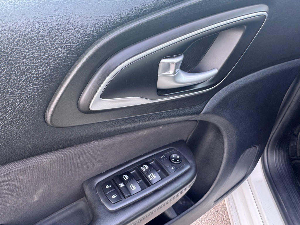 2015 Chrysler 200 Image 10