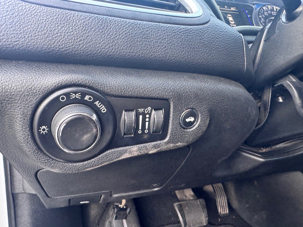 2015 Chrysler 200 Image 12