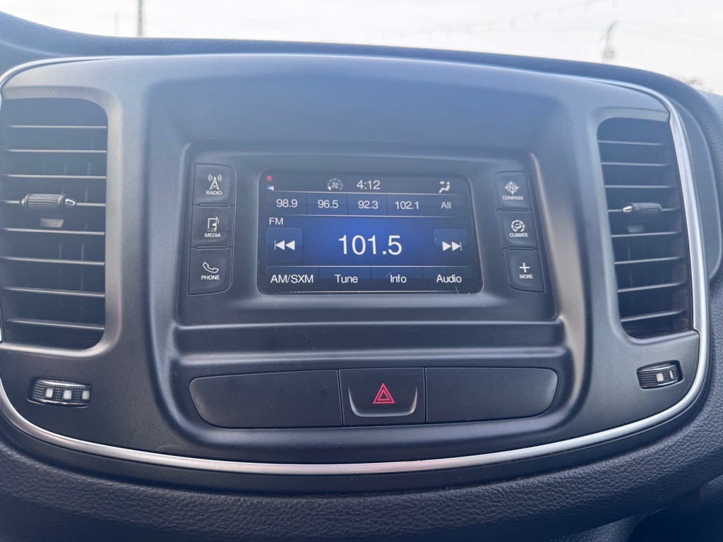 2015 Chrysler 200 Image 15