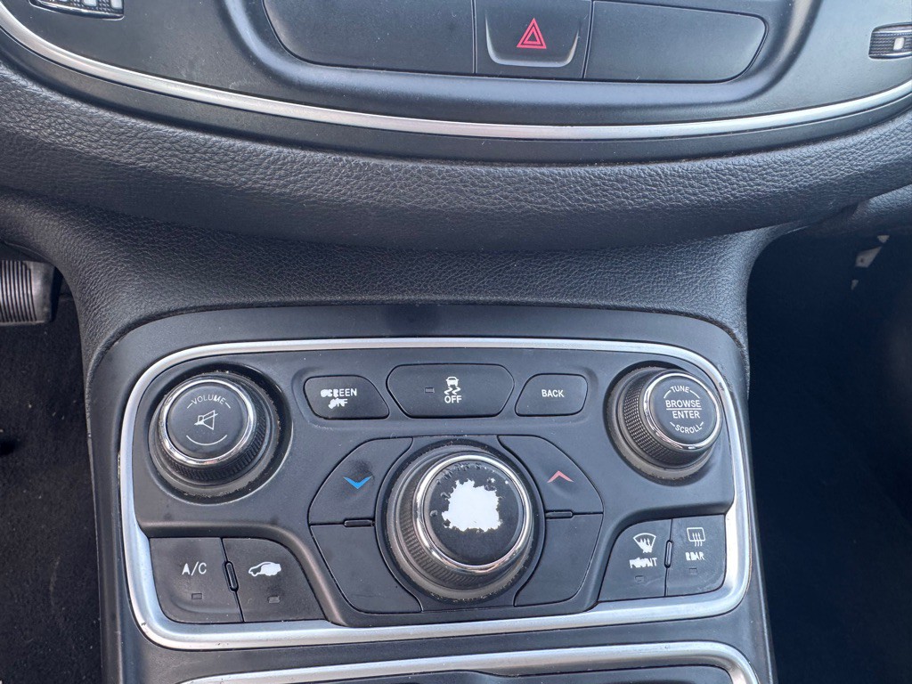 2015 Chrysler 200 Image 16