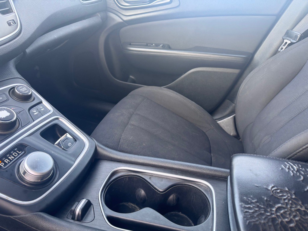 2015 Chrysler 200 Image 18