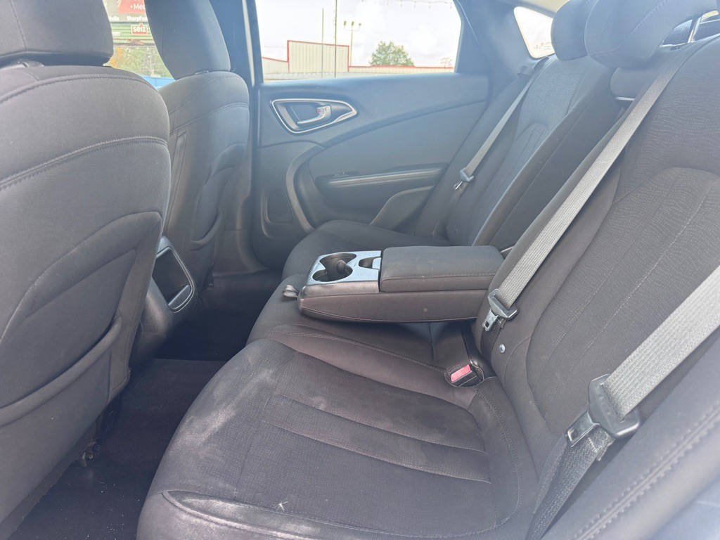2015 Chrysler 200 Image 25