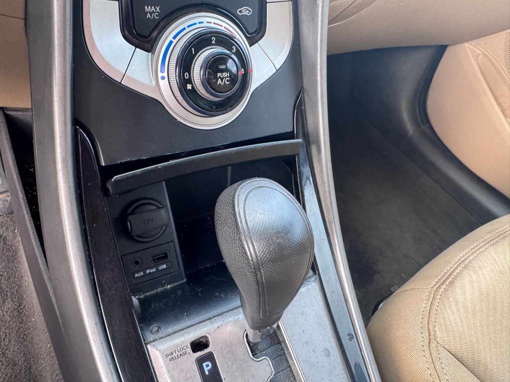 2012 Hyundai Elantra Image 17