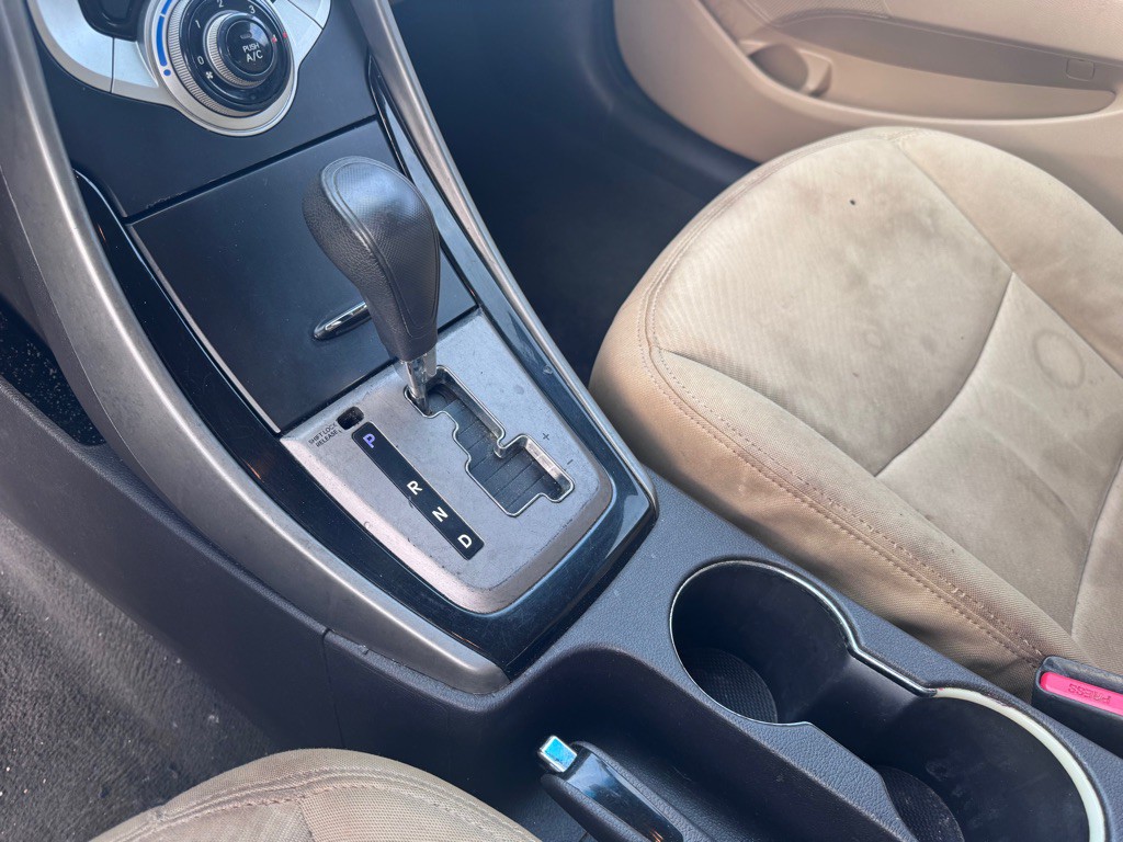 2012 Hyundai Elantra Image 18