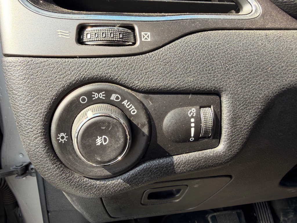 2019 Jeep Cherokee Image 12