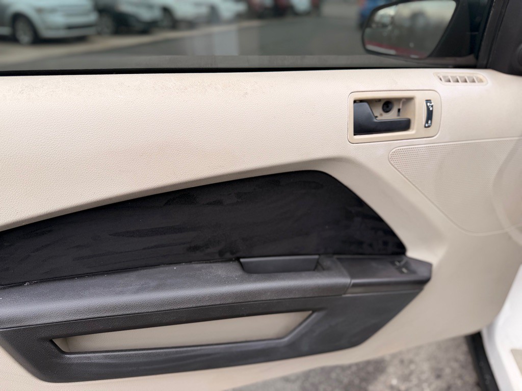 2011 Ford Mustang Image 9