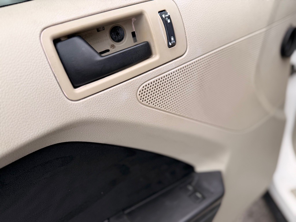 2011 Ford Mustang Image 10