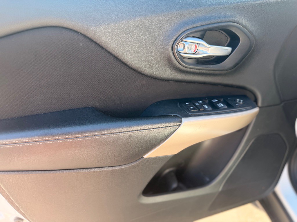 2017 Jeep Cherokee Image 9