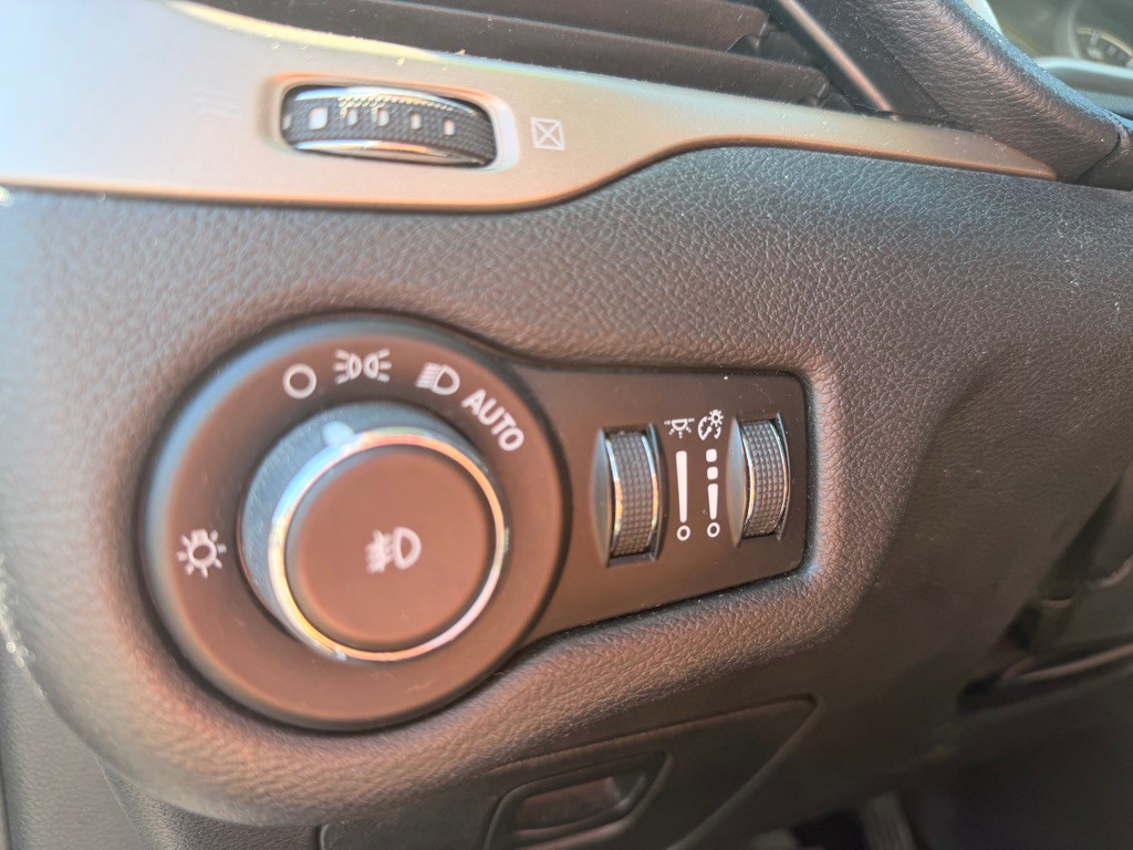 2017 Jeep Cherokee Image 12