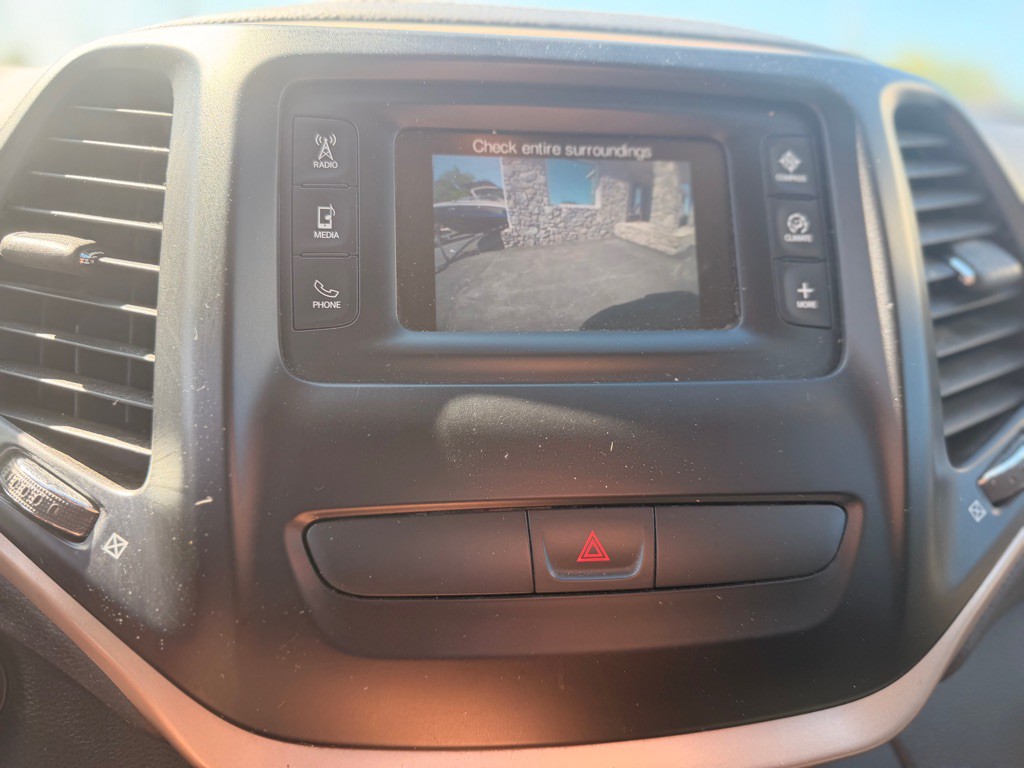 2017 Jeep Cherokee Image 18