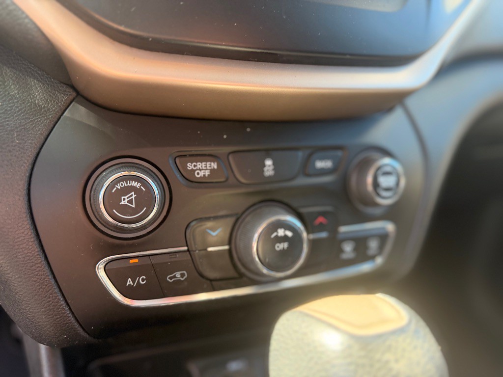 2017 Jeep Cherokee Image 19
