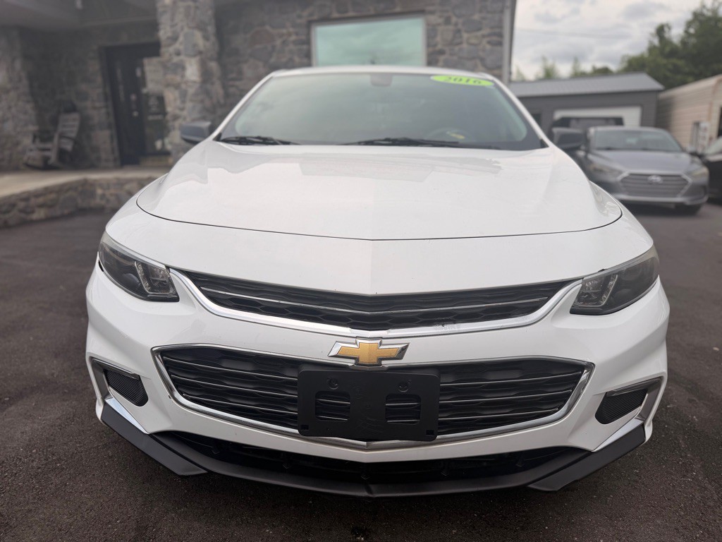 2016 Chevrolet Malibu Image 2