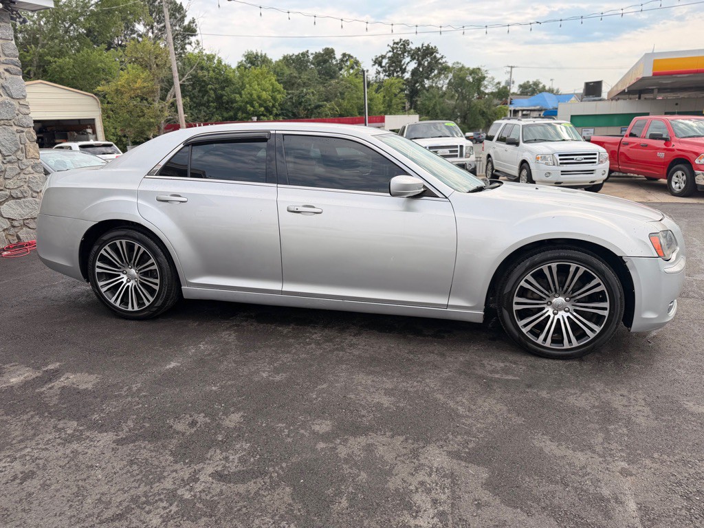 2012 Chrysler 300 Image 4
